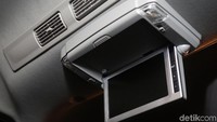 Veloz 1.5 dilengkapi lagi dengan dual zone output. Jadi layar hiburannya ada dua, satu di depan baris pengemudi, satu lagi di dekat blower AC baris kedua. Maksudnya dual zone output, layar depan dan belakang bisa dipisahkan mau menyetel apa. Misalnya, layar depan pakai Bluetooth audio sementara layar belakang untuk menyetel DVD, dan sebagainya. Foto: Dok. Toyota-Astra Motor