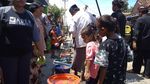 Foto: Masyarakat Cirebon Arak Tombak Jelang Panen