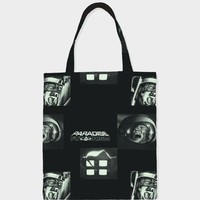 Tote bag kain seperti ini mungkin lebih praktis untuk disimpan dalam tas sebagai kantong belanja. Anda yang mencari opsinya yang keren bisa memilih keluaran Paradise Youth Clib berikut. Brain Shocking Tote Bag seharga Rp 250 ribuan berikut juga cocok jadi tas ekstra saat sedang banyak bawaan. Foto: Bobobobo