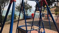 Taman ini punya ayunan untuk mereka yang memakai kursi roda. Istimewa/Boredpanda.