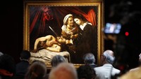 Lukisan Caravaggio bertajuk Judith and Holofernes itu ditemukan di loteng di Toulouse, Prancis dan dihargai hingga Rp 2,4 triliun. AP Photo