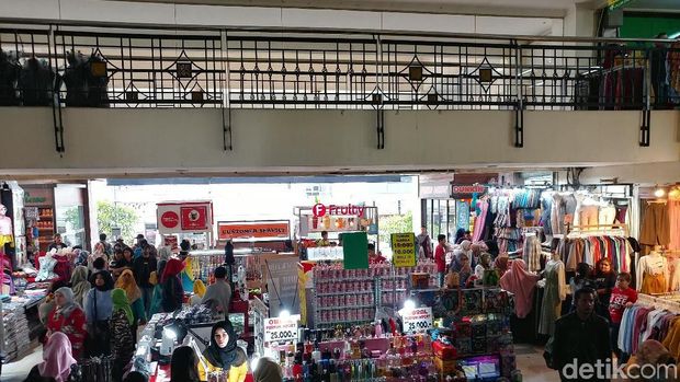 PD Pasar Mulai Bersihkan Kios Ilegal di Pasar Baru Bandung