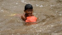 Mereka mengaku hampir setiap hari berenang di kali ini.