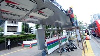 Sejumlah pekerja membangun halte Metrotrans di kawasan Bundaran Senayan, Jakarta, Jumat (1/3/2019).