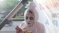 Loh kok pocong ikutan makan bubur. Kata si pocong, berhubung manusia pada puasa, dia aja deh yang makan. Foto: Istimewa