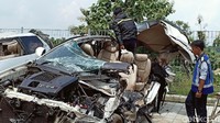 Kondisinya sangat memprihatikan. Badan SUV itu 90 persen tak berbentuk.