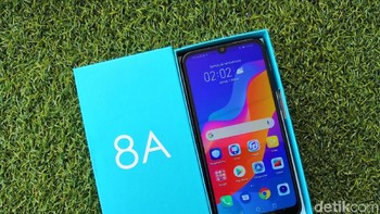 Ketika dibuka, akan terlihat handset Honor 8A di atasnya. Foto: fyk