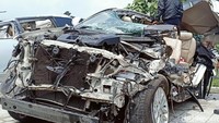 Mobil Toyota Fortuner warna putih bernopol B 1905 KJE itu kini berada di area penyimpanan barang bukti kecelakaan di Gerbang Tol Madiun.