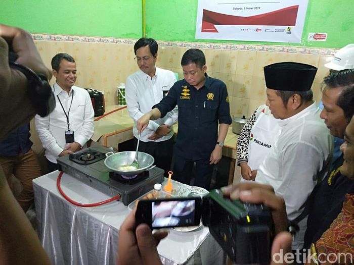 Foto: Menteri ESDM Ignasius Jonan bersama bupati Sidoarjo Saiful Ilah memasak di rumah Jumaiyah (Suparno Nodhor/detikcom) Foto: Menteri ESDM Ignasius Jonan bersama bupati Sidoarjo Saiful Ilah memasak di rumah Jumaiyah (Suparno Nodhor/detikcom)
