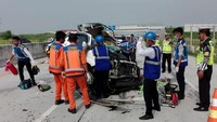 Kecelakaan maut terjadi di ruas tol Ngawi-Kertosono km 604, Desa Garon Kecamatan Balerejo, Kabupaten Madiun. Tiga penumpang mobil Fortuner bernopol B 1905 KJE  tewas setelah menabrak truk bernopol L 8372 UB.