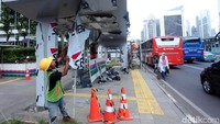 Halte tersebut terlihat lebih besar dari halte sebelumnya.