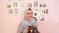 Saat ulang tahun, dr. Caesar mendapat kejutan manis. Ia diberi sebuah cake ulang tahun cantik yang bertoping strawberry dan buah anggur segar. Foto: instagram @deqmoy