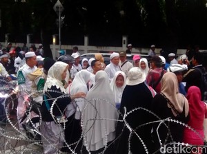 Massa FUI yang Demo di Depan KPU Mulai Bubar