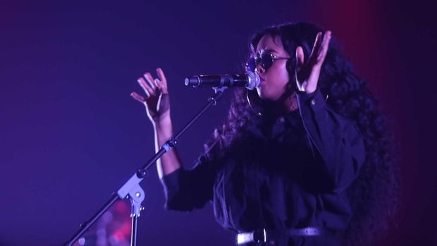 Hangatnya Penampilan H.E.R di BNI Java Jazz 2019