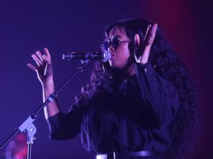 Hangatnya Penampilan H.E.R di BNI Java Jazz 2019