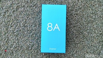 Kemasan Honor 8A berwarna biru muda. Foto: fyk