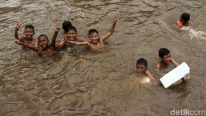 Asyiknya Berenang di Kali Cengkareng