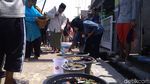 Foto: Masyarakat Cirebon Arak Tombak Jelang Panen