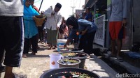 Dalam bahasa Cirebon, mider memiliki makna mengarak. Sedangkan buyut diartikan sebagai leluhur di desa tersebut dan telah dilakukan ratusan tahun silam (Sudirman Wamad/detikTravel)