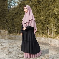 Penampilan hijab terbaru Lindswell kerap menuai pujian. Ia tampaknya senang tampil sederhana dengan hijab menutup dada. Warna yang ia pilih pun tak pernah mencolok. Foto: Instagram/LindswellKwok