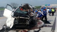 Mobil Fortuner yang menabrak truk tersebut tampak rusak berat dan tak dapat digunakan lagi.
