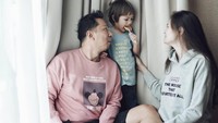 Makan permen warna-warni jadi kesukaan Bjorka dan beberapa anak kecil lain. Foto: Instagram@ringgoagus