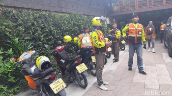 Semoga Go-Jek dan Get menghadirkan fitur penerjemah di bagian chat di masa depan. Sehingga memudahkan driver dan penumpang asing berkomunikasi ketika melakukan pemesanan. Foto: Virgina Maulita Putri