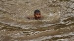 Asyiknya Berenang di Kali Cengkareng