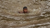 Mereka berenang bak perenang profesional.