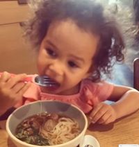 Chrissy Teigen Bangga Saat Anaknya Cicip Boat Noodles Thailand