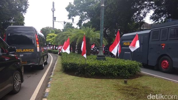Bendera merah putih dipasang sebagai simbol satu-satunya bendera Indonesia