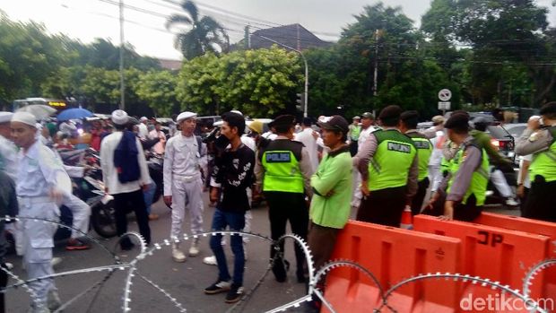 Massa FUI yang Demo di Depan KPU Mulai Bubar