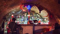 Di Zapa Bar yang berada di kota Krumlov, Anda akan disuguhi dengan konsep bar mistis di bawah gua dengan hiasan seram. Salah satunya seperti tali tambang untuk gantung diri. Hii..! Foto: Istimewa