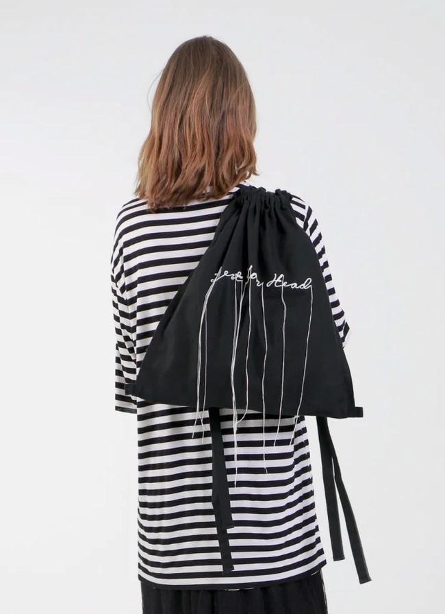 Berbagai brand menawarkan tote bag kain hingga PVC dengan motif dan desain menarik yang bisa jadi ganti tas plastik. Salah satunya ditawarkan Satcchel berikut. Black Tense Embroidery Drawstring Bag seharga Rp 184 ribuan ini juga bisa menyimpan barang belanjaan yang cukup banyak. Foto: Bobobobo.