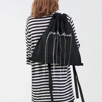 Berbagai brand menawarkan tote bag kain hingga PVC dengan motif dan desain menarik yang bisa jadi ganti tas plastik. Salah satunya ditawarkan Satcchel berikut. Black Tense Embroidery Drawstring Bag seharga Rp 184 ribuan ini juga bisa menyimpan barang belanjaan yang cukup banyak. Foto: Bobobobo.