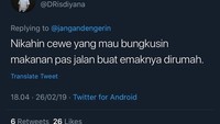Kalau punya pacar yang membungkus makanan buat ibunya, tandanya ia wanita yang penuh kasih sayang. Tapi kebiasaan membungkus makanan ini seperti sudah bakat emak-emak ya. Foto: Twitter