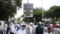 Arus lalu lintas di Jalan Imam Bonjol depan KPU yang ke arah Menteng maupun Bundaran HI ditutup mulai dari perempatan dekat KPU sampai ke menara Mandiri.