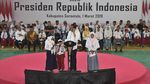 Jokowi Wefie Bareng Pelajar Usai Bagikan KIP di Gorontalo