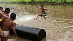 Asyiknya Berenang di Kali Cengkareng