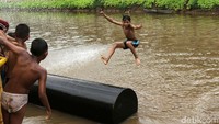 Meski air kali kotor dan mengancam kesehatan, mereka tidak peduli.