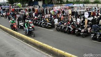 Deretan motor yang ingin berbelanja terparkir di tengah jalan.