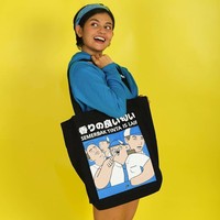 Untuk menyimpan belanjaan yang lebih banyak lagi, ada SEMERBAK TINTA TOTE BAG berikut. Tas kanvas bermotif komik yang merupakan hasil kolaborasi tersebut bisa dimiliki di Kitc Catalogue dengan Rp 130 ribu. Foto: Instagram @kitc_catalogue