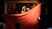 Lukisan karya seniman dari era Reinasans itu pun ditampilkan di Colnaghi Gallery di kota London, Inggris, sekaligus untuk mengabarkan pengumuman lelang lukisan tersebut. Leon Neal/Getty Images.