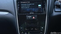 Di bagian depan terdapat head unit baru serta kontrol AC digital, berbeda dengan model lama yang kontrol AC pakai knob yang diputar-putar. Selain itu, ada fitur-fitur tambahannya juga. Foto: Dok. Toyota-Astra Motor