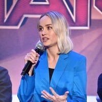 Ketika Brie Larson tampil maskulin dengan setelan biru oversized. Ia tetap terlihat stylish dengan lilitan belt di pinggangnya. Foto: Dok. Getty Images