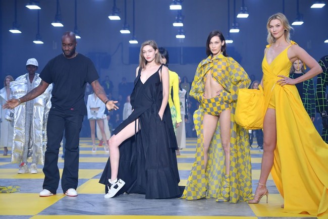 Bella tak kehilangan pesonanya meksi sedang demam tinggi. Di akhir acara, ia tampil bersama sang kakak, Gigi Hadid, dan model Karlie Kloss. Tidak ketinggalan Virgil Abloh, desainer sekaligus pendiri Off-White. (Foto: Getty Images)