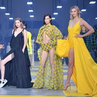 Bella tak kehilangan pesonanya meksi sedang demam tinggi. Di akhir acara, ia tampil bersama sang kakak, Gigi Hadid, dan model Karlie Kloss. Tidak ketinggalan Virgil Abloh, desainer sekaligus pendiri Off-White. (Foto: Getty Images)