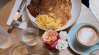 Nah, ini nih sajian yang dicicip Clara di Sunday in Soho. Ada pancake, toast, waffle, dan salad yang bisa dicicip. Ia juga sempat coba flat white di sini. Foto: Instagam lucedaleco