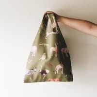 Anda yang menyukai motif binatang imut bisa melirik pilihan tas kanvas dari Kellys and Co. Tas dengan gambar dan warna menggemaskan tersebut juga terbuat dari bahan kain yang tidak tebal sehingga mudah dilipat dan disimpan dalam tas. Foto: Instagram @kellysandco