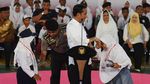 Jokowi Wefie Bareng Pelajar Usai Bagikan KIP di Gorontalo
